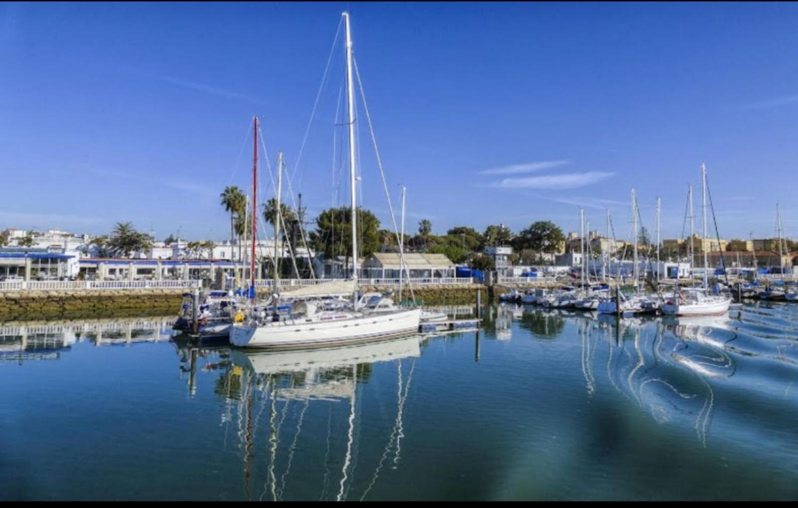 Botel The Boathouse Company - Casa Flotante Experience - Real Club Nautico,