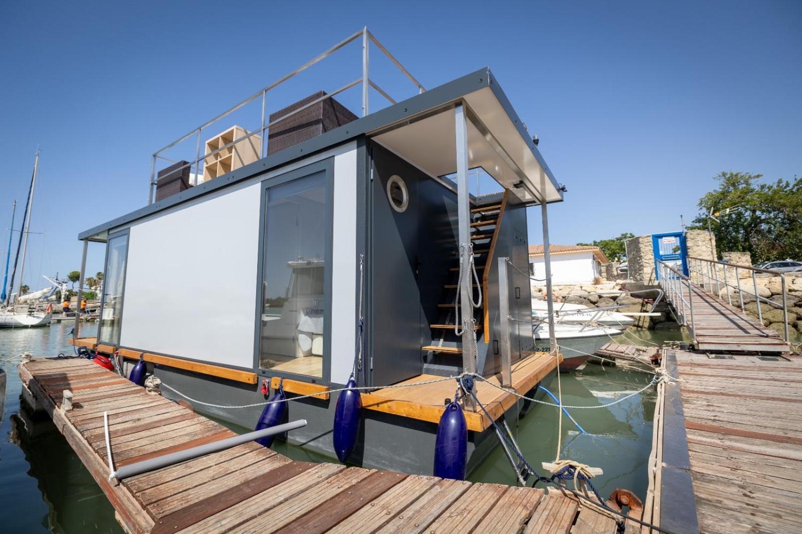 The Boathouse Company - Casa Flotante Experience - Real Club Nautico, Botel *