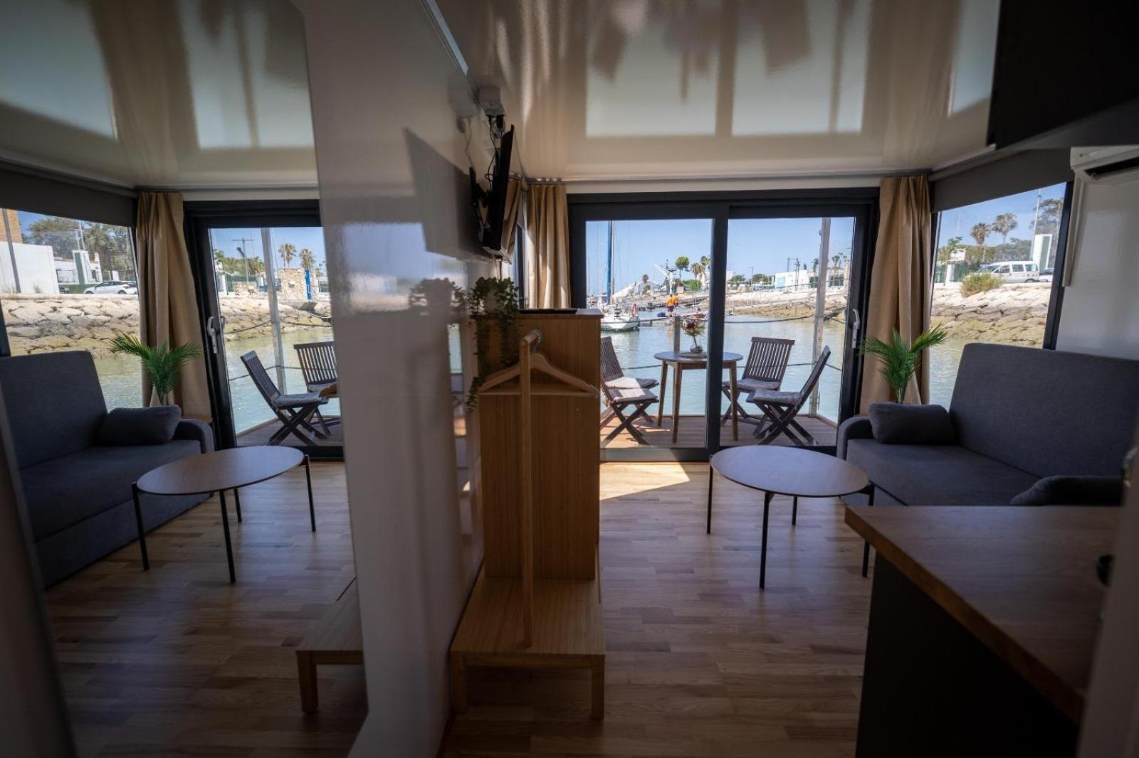 The Boathouse Company - Casa Flotante Experience - Real Club Nautico, Botel
