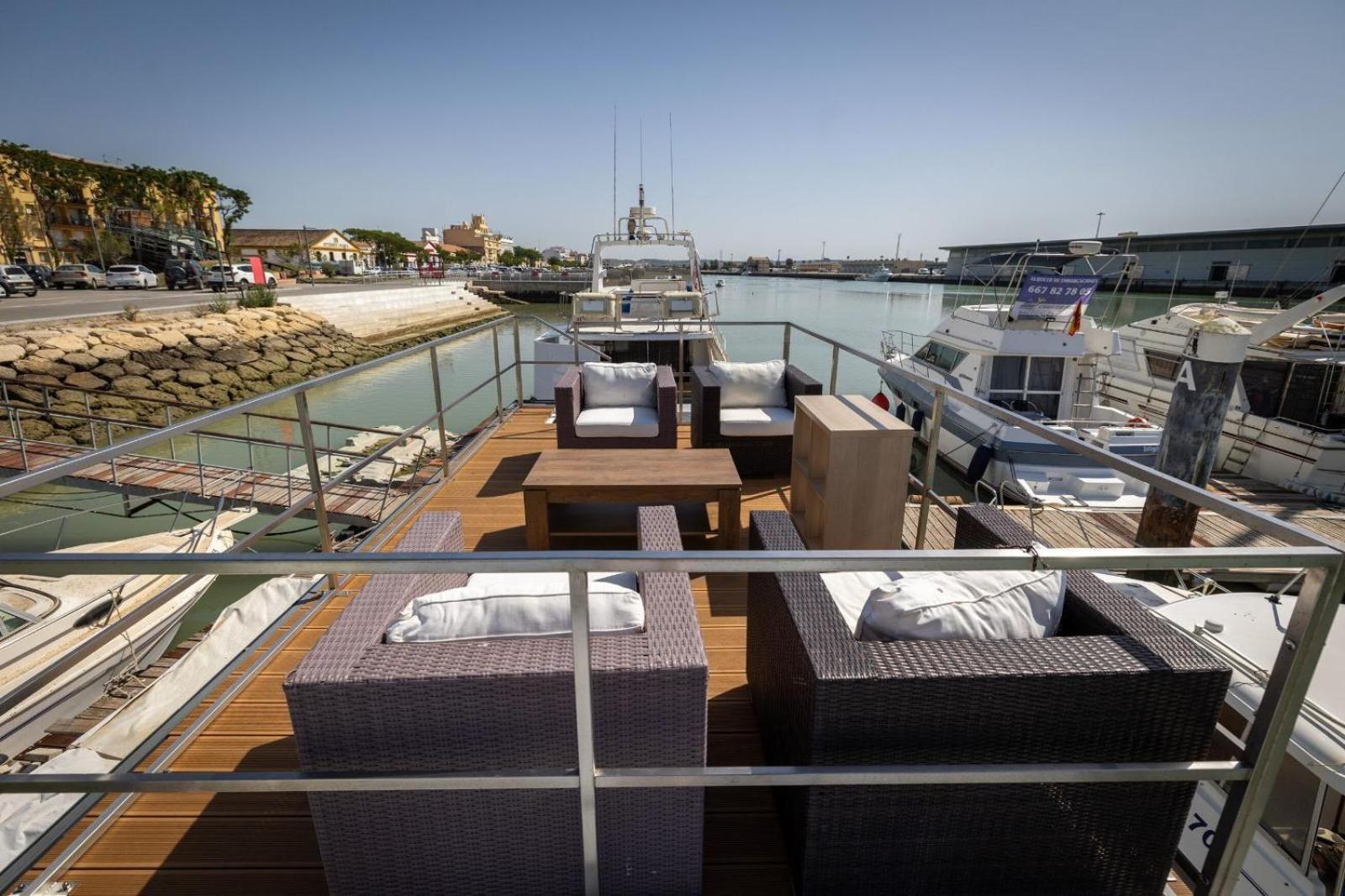 Botel The Boathouse Company - Casa Flotante Experience - Real Club Nautico,