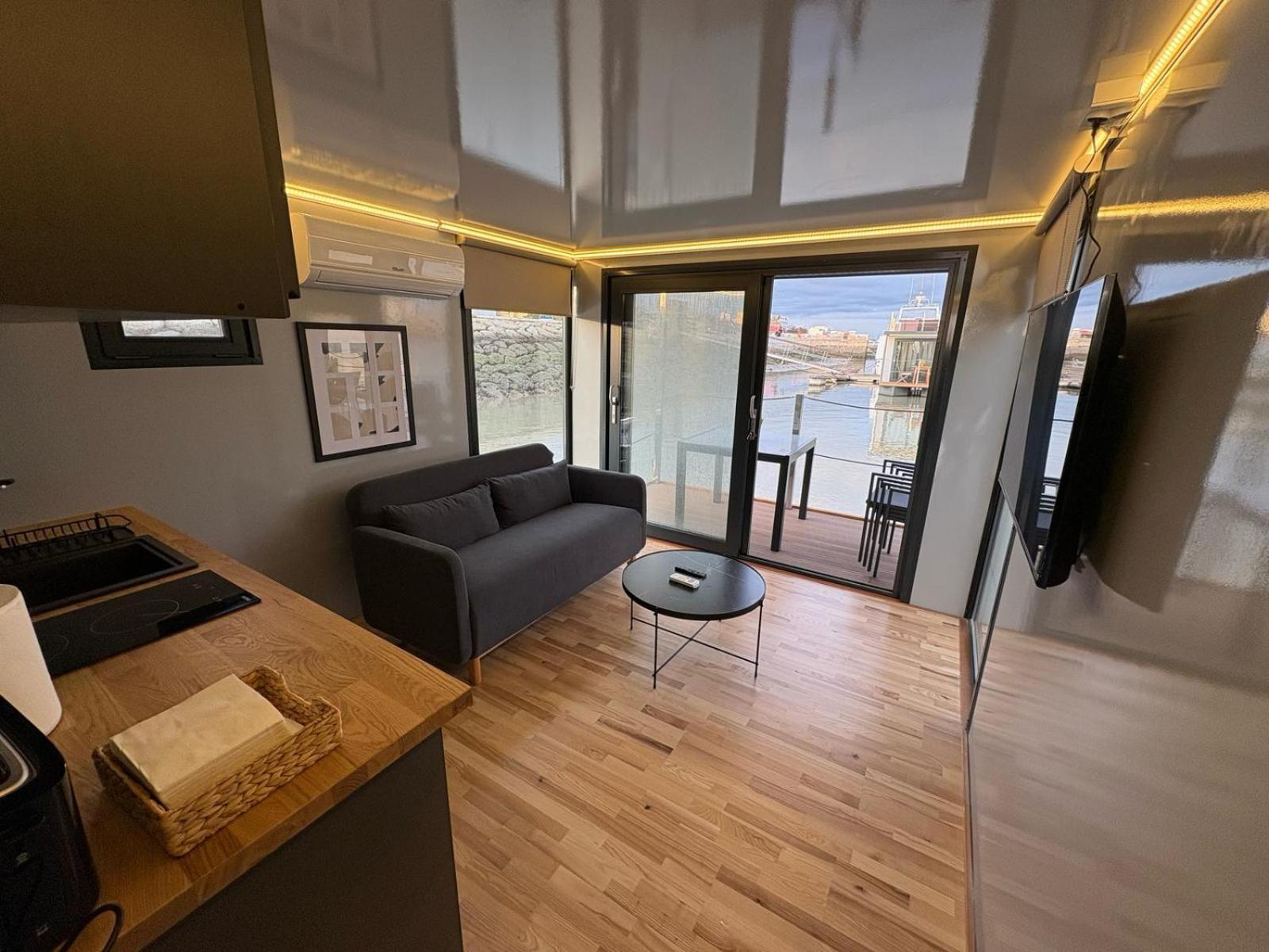 Botel The Boathouse Company - Casa Flotante Experience - Real Club Nautico, *