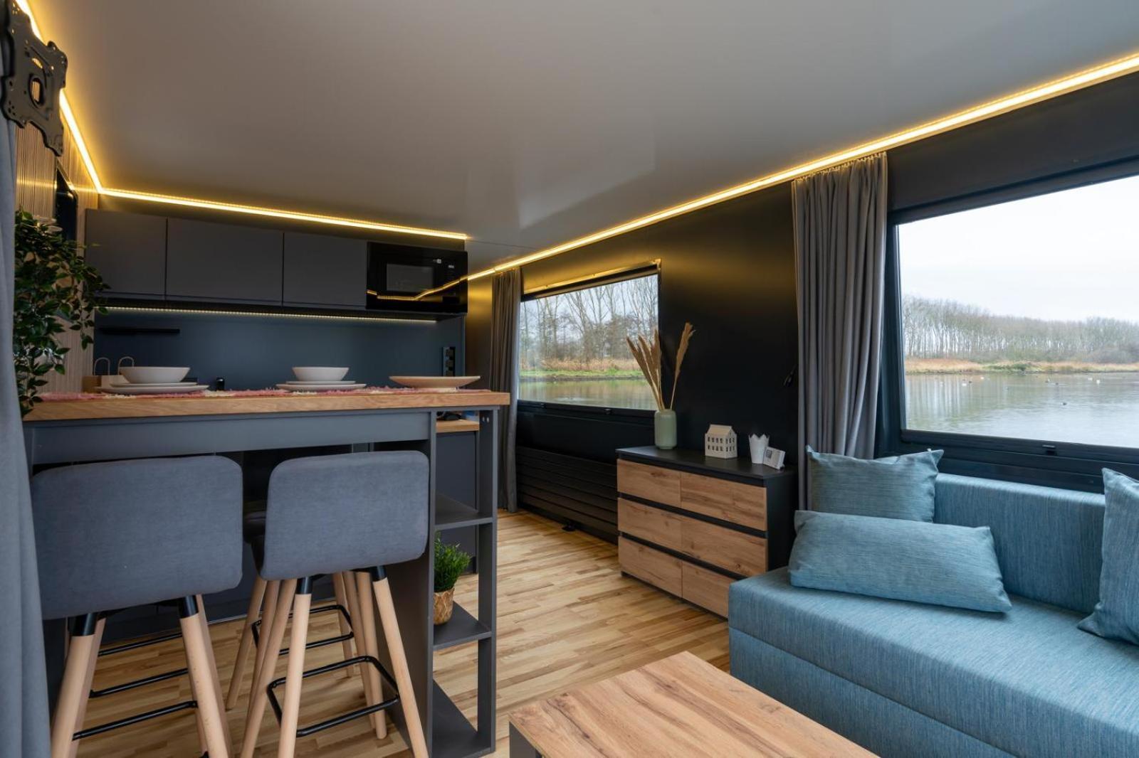 Botel The Boathouse Company - Casa Flotante Experience - Real Club Nautico,
